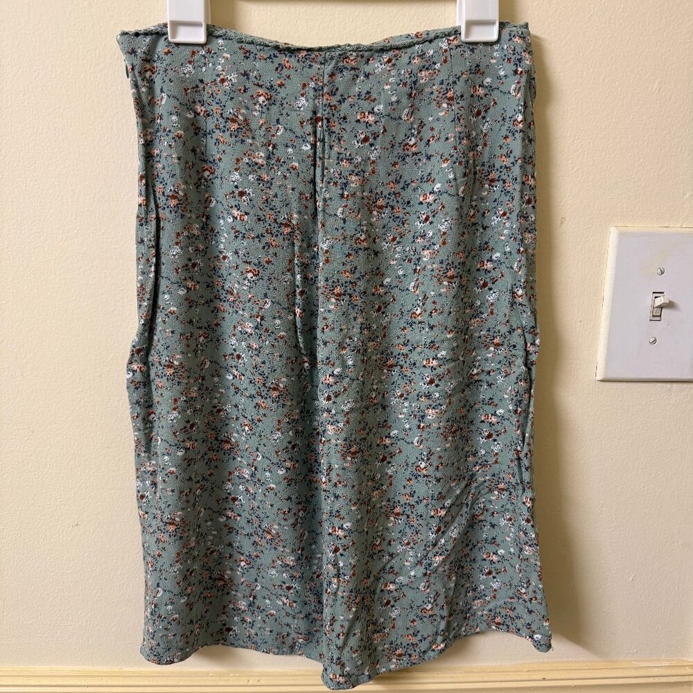 Green midi skirt with floral pattern